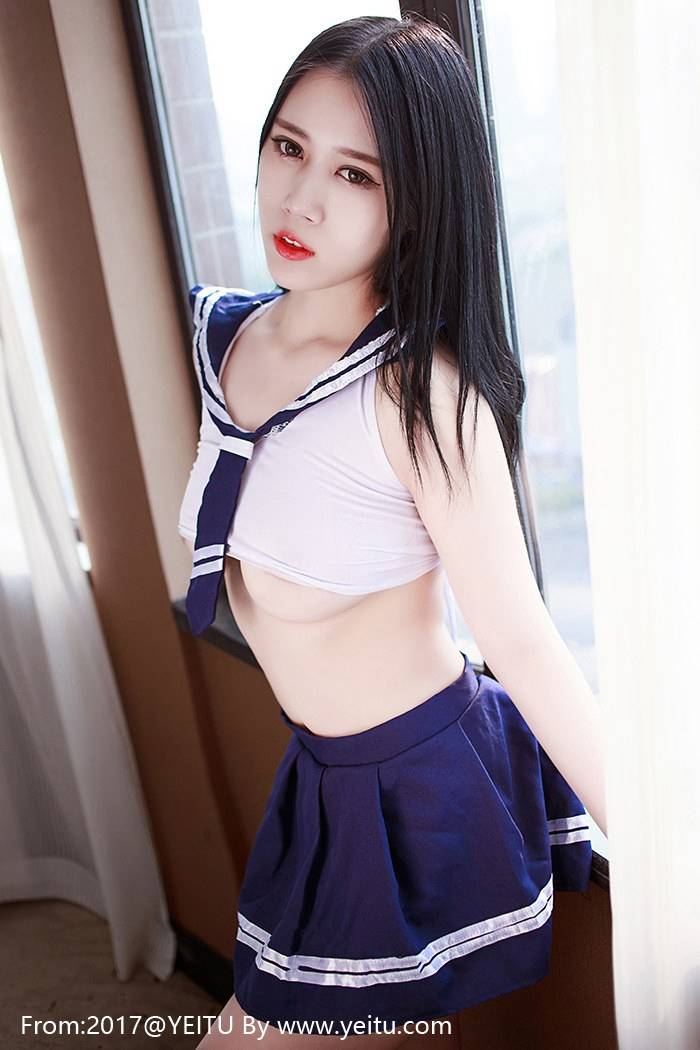 性感美女学生装制服诱惑手捧美胸大尺度私房写真-5