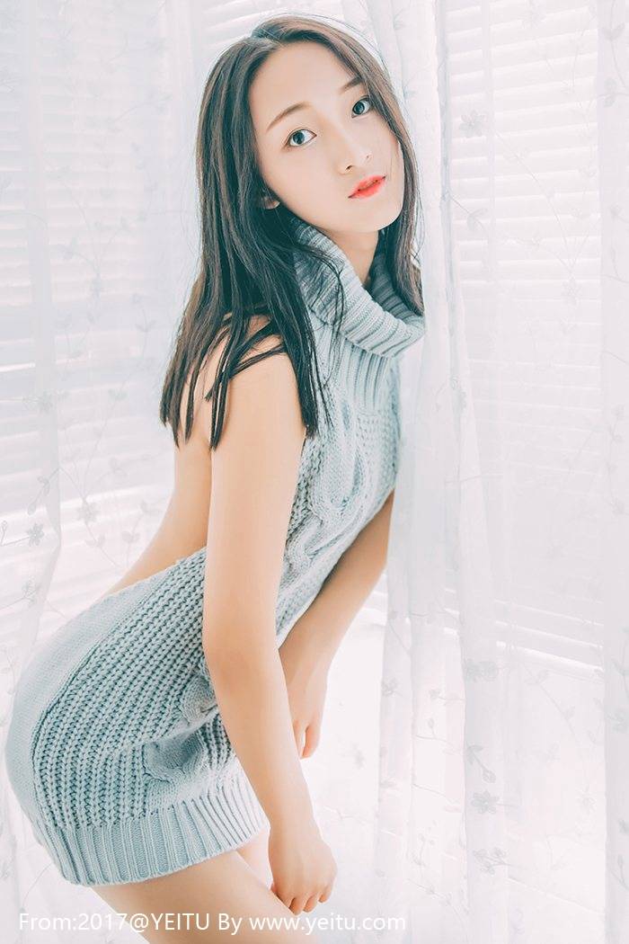 虎牙美女主播刘一晃儿开背毛衣修长美腿白嫩胴体香艳写真-11