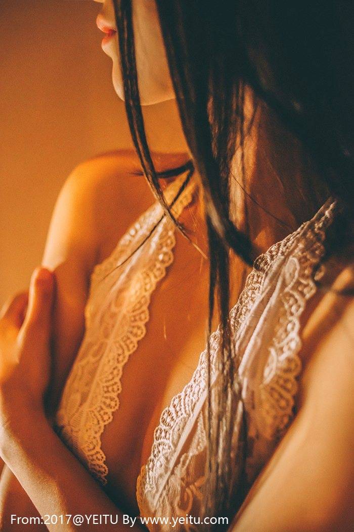 虎牙美女主播刘一晃儿开背毛衣修长美腿白嫩胴体香艳写真-29