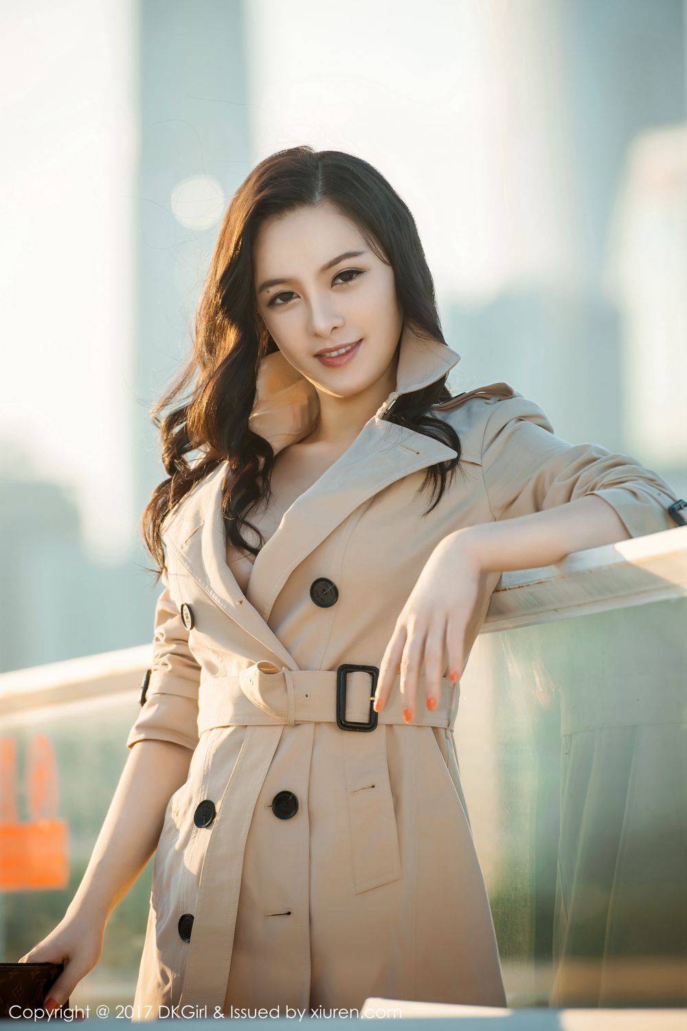 御女郎轻熟女厉雯娜名媛性感风波涛胸涌街拍-21