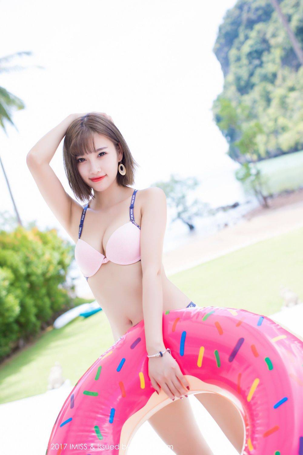 爱蜜社短发女神杨晨晨(甜心CC)泳池边比基尼内衣诱惑