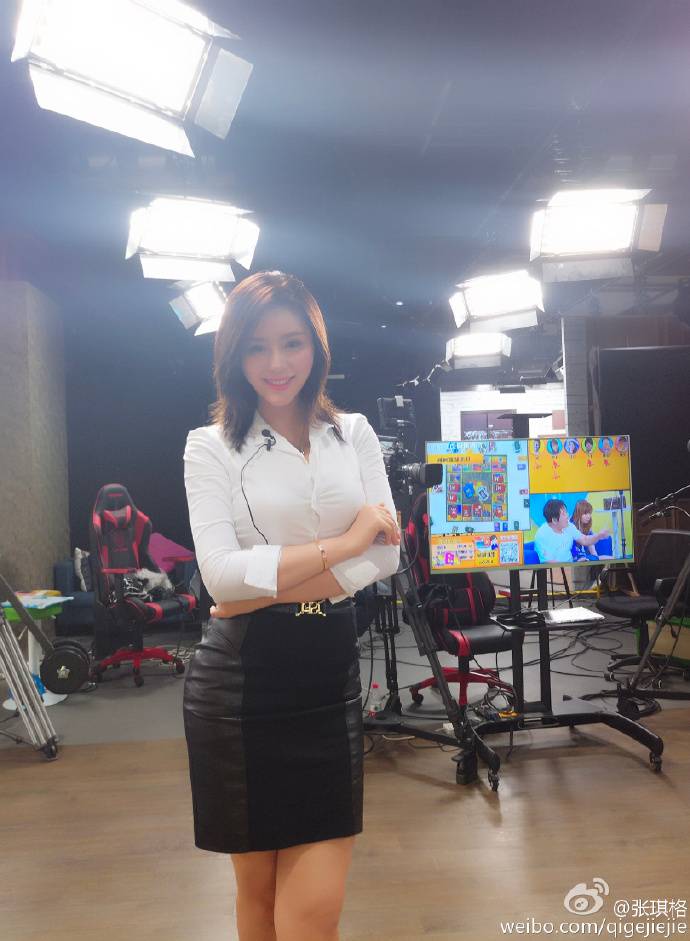 斗鱼七哥张琪格大尺度豪乳美腿波涛胸涌诱惑-3