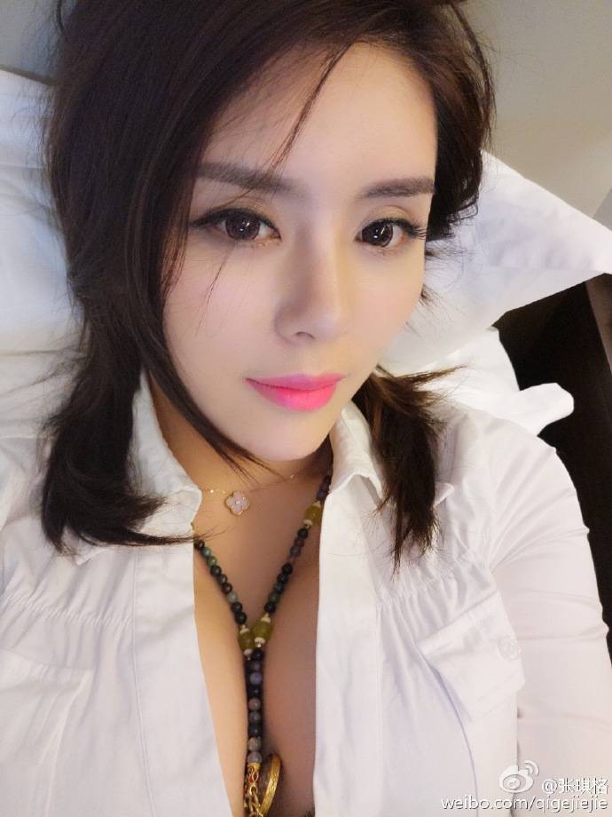 斗鱼七哥张琪格大尺度豪乳美腿波涛胸涌诱惑-9