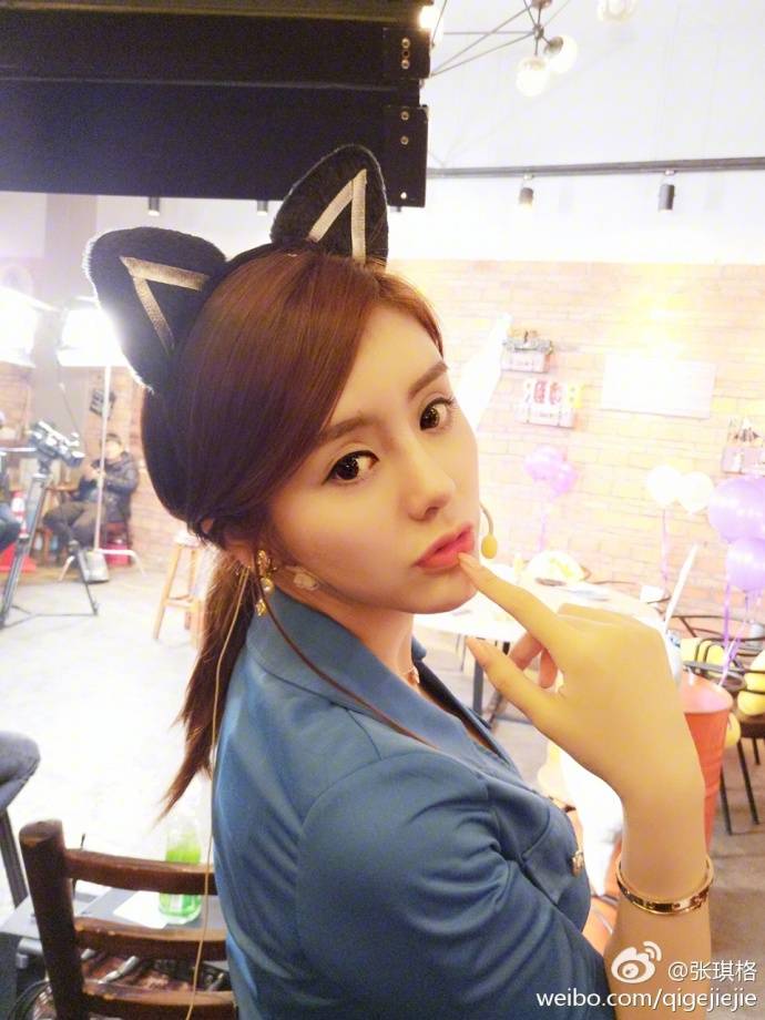 斗鱼七哥张琪格大尺度豪乳美腿波涛胸涌诱惑-10