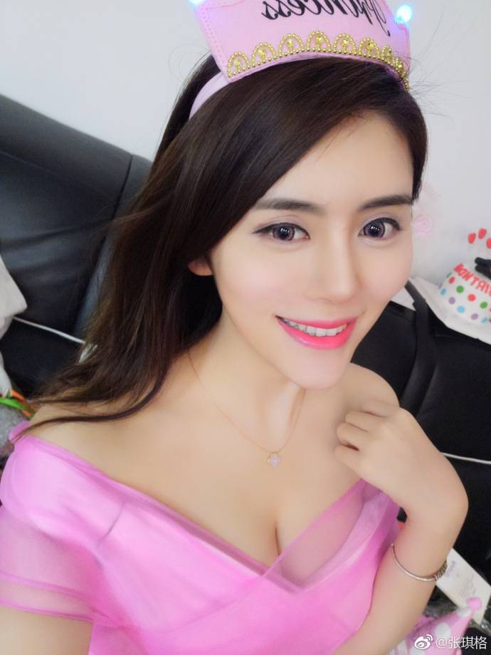 斗鱼七哥张琪格大尺度豪乳美腿波涛胸涌诱惑-18