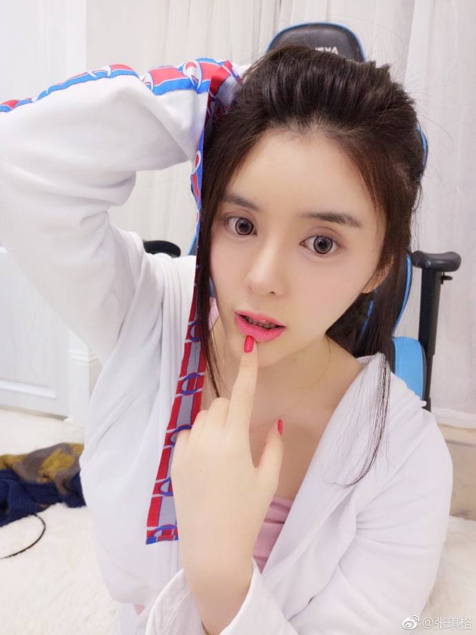 斗鱼七哥张琪格大尺度豪乳美腿波涛胸涌诱惑-27