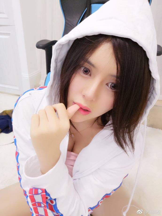 斗鱼七哥张琪格大尺度豪乳美腿波涛胸涌诱惑-28