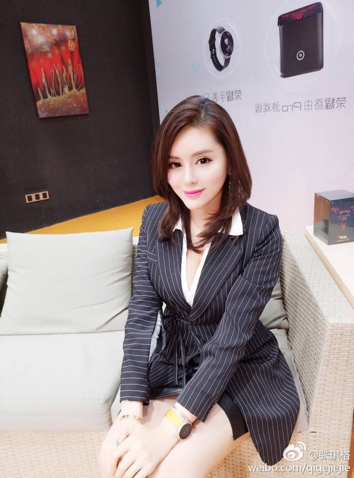 斗鱼七哥张琪格大尺度豪乳美腿波涛胸涌诱惑-35