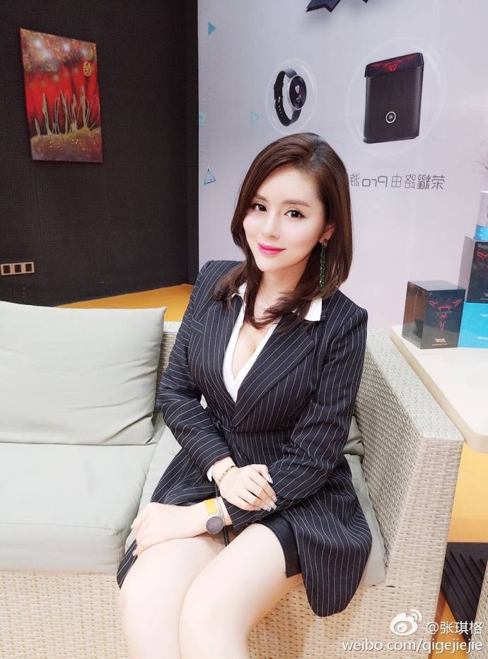 斗鱼七哥张琪格大尺度豪乳美腿波涛胸涌诱惑-34