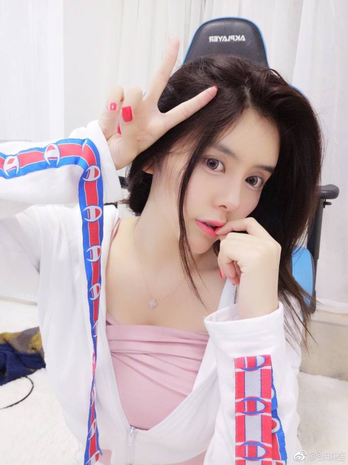 斗鱼七哥张琪格大尺度豪乳美腿波涛胸涌诱惑-31