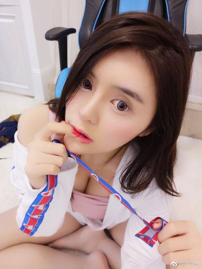 斗鱼七哥张琪格大尺度豪乳美腿波涛胸涌诱惑-30