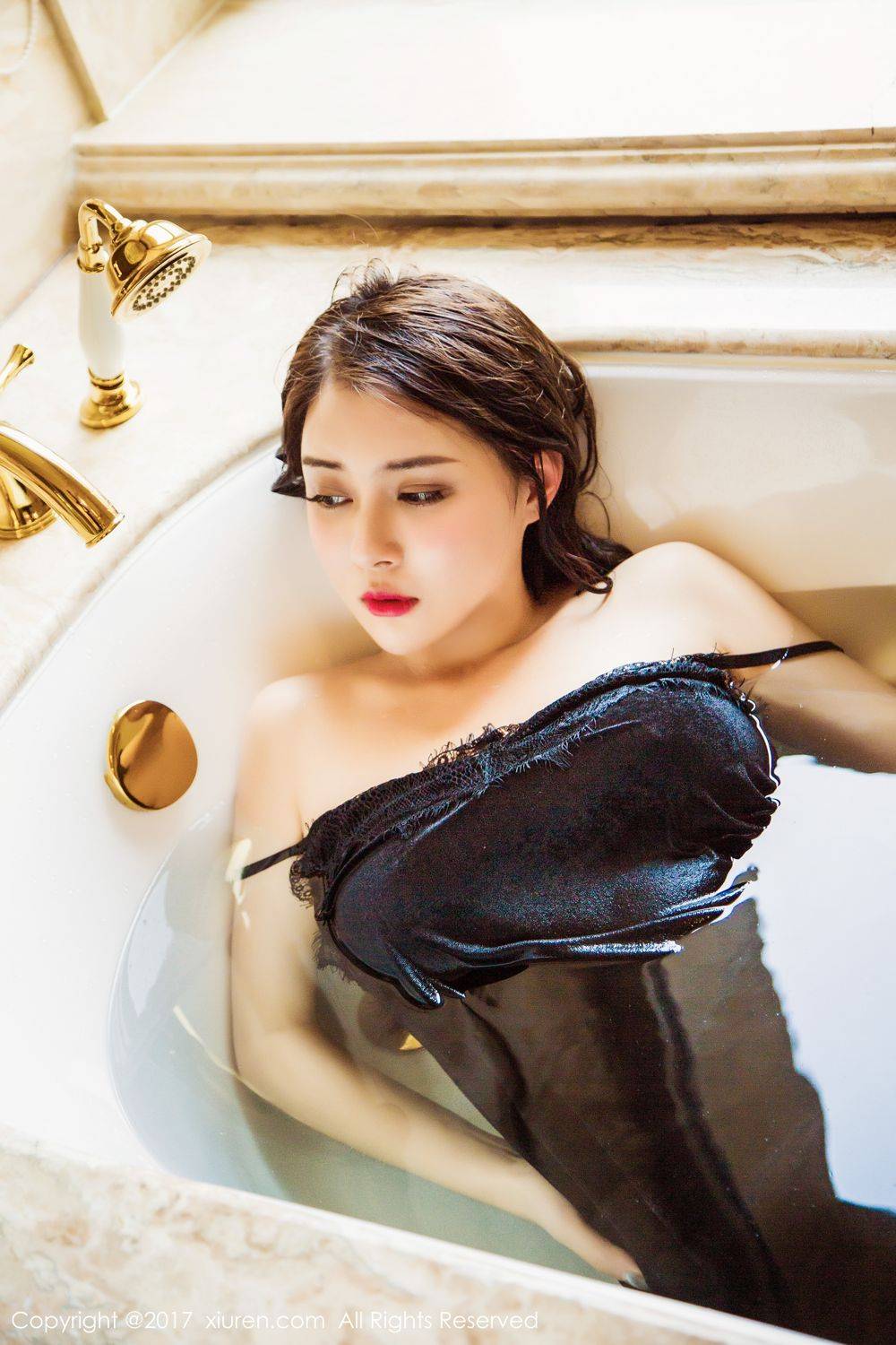 秀人网性感女神凯竹Vision沙滩浴室湿身诱惑-27