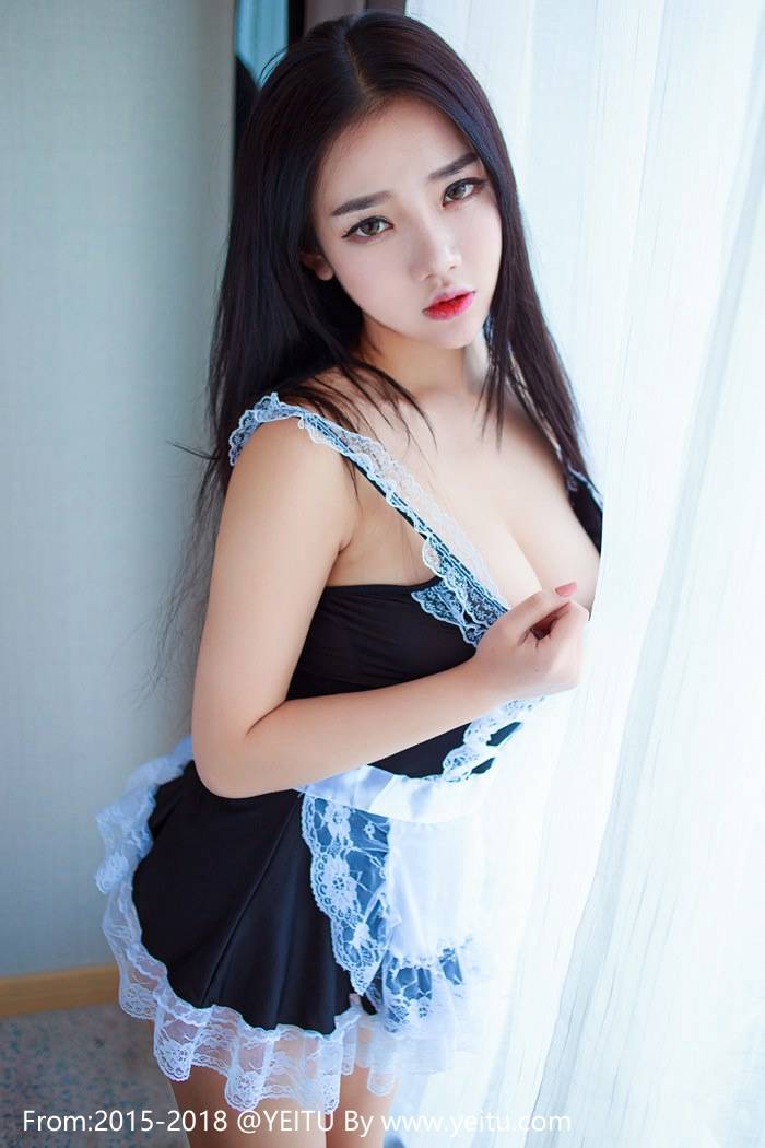 秀人网新人模特夏雪爱肤白貌美女仆装第二套写真