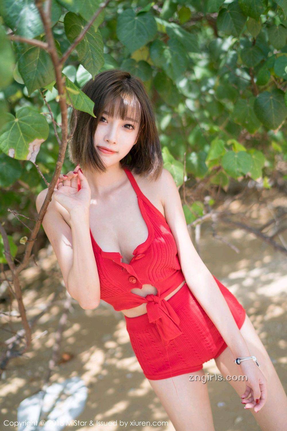 魅妍社杨晨晨(甜心CC)低低领口事业线沙滩比基尼旅拍-16