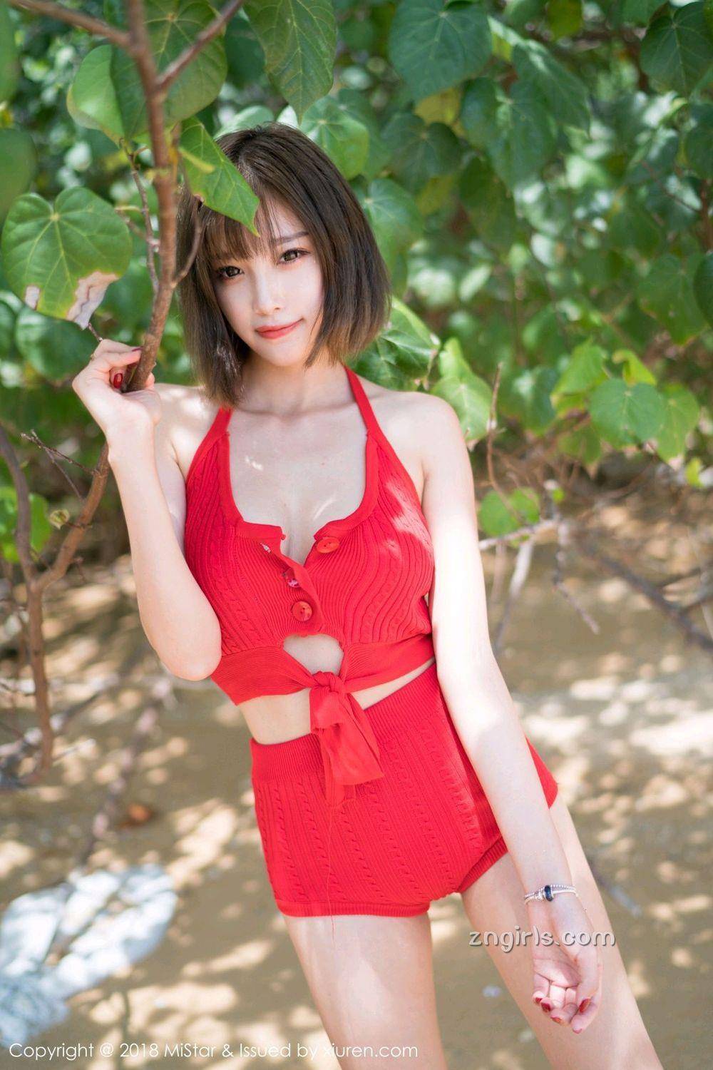 魅妍社杨晨晨(甜心CC)低低领口事业线沙滩比基尼旅拍-17