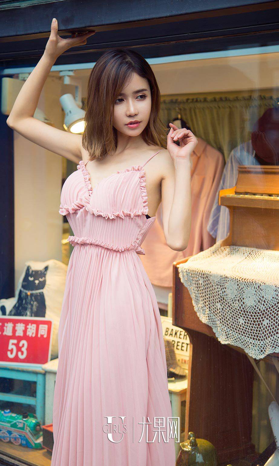 尤果网美女模特田小燕粉色长裙牛仔裤纤细腰身街拍-2