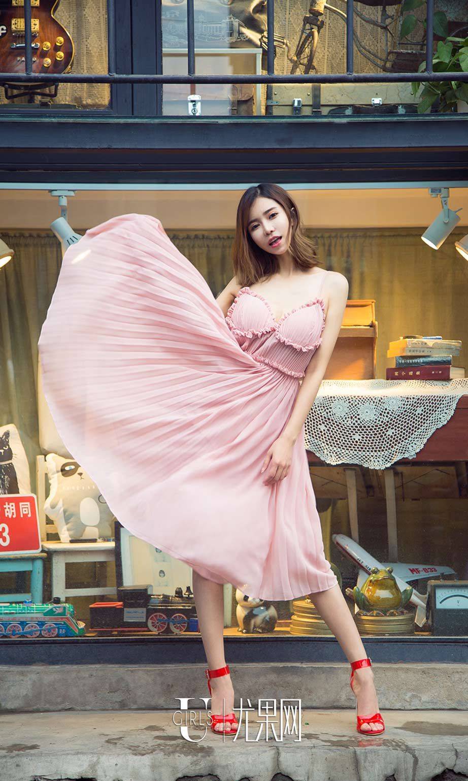 尤果网美女模特田小燕粉色长裙牛仔裤纤细腰身街拍-5