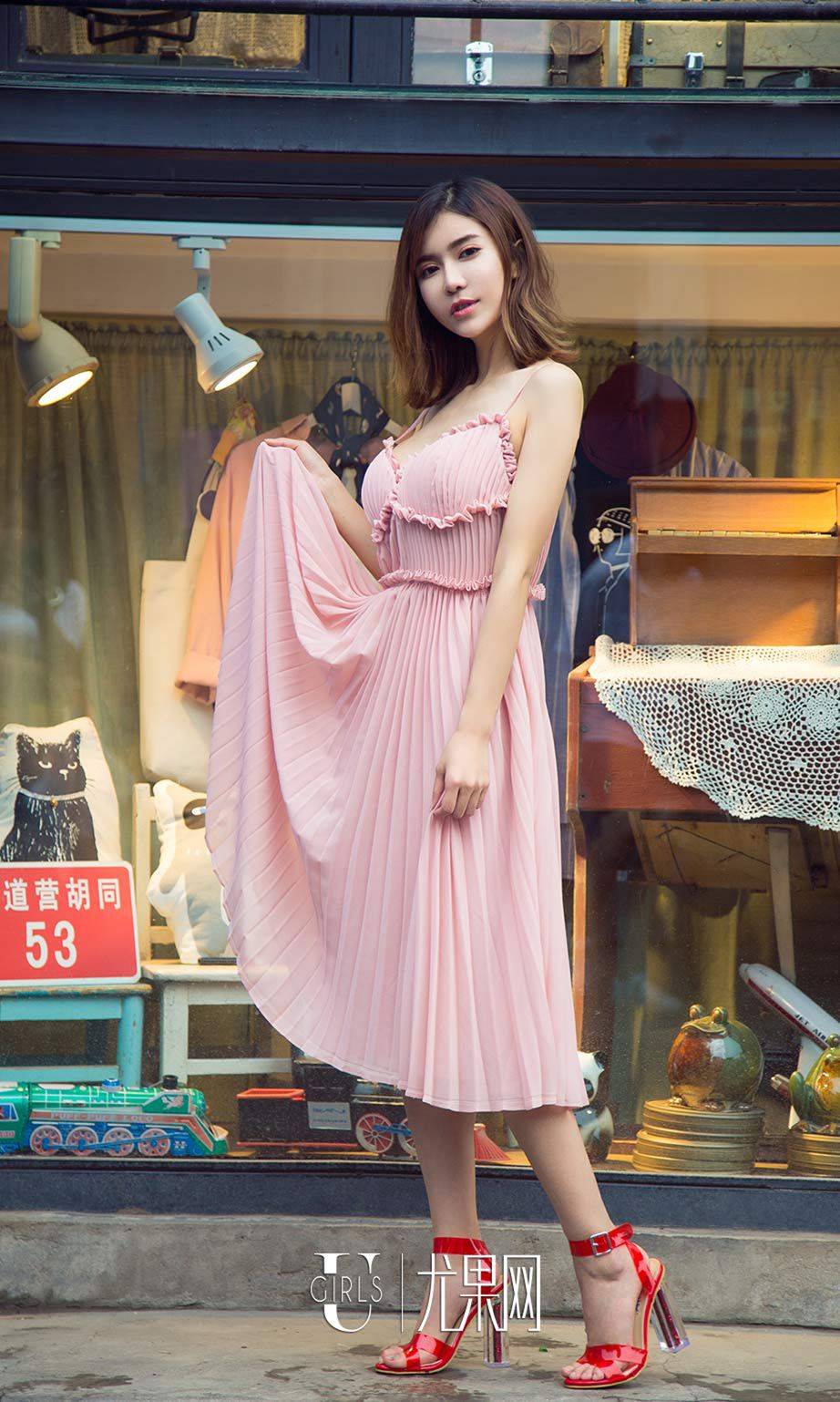 尤果网美女模特田小燕粉色长裙牛仔裤纤细腰身街拍-8