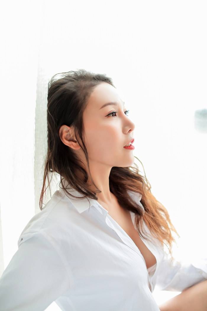 爱蜜社美女模特王沫儿SaSa白衬衫抹胸系列高耸美胸写真-6