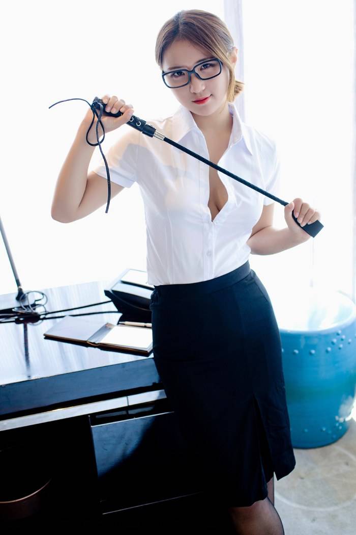 秀人网新晋嫩模久久Aimee黑丝美腿浑圆美胸OL制服诱惑-4