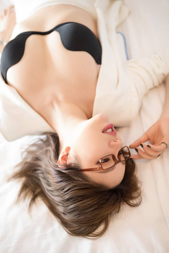 秀人网性感美女黄乐然白色职业装制服诱惑丝袜美腿旅拍-10