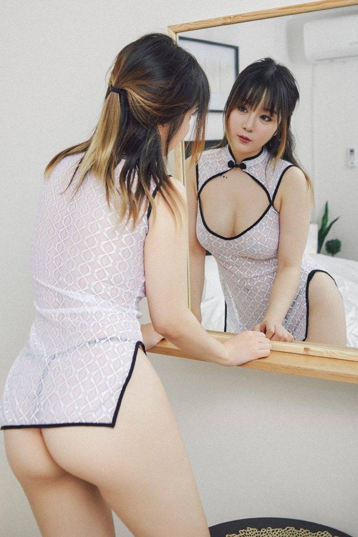 秀人网性感女神王雨纯丰盈身材白皙美胸翘臀私房写真