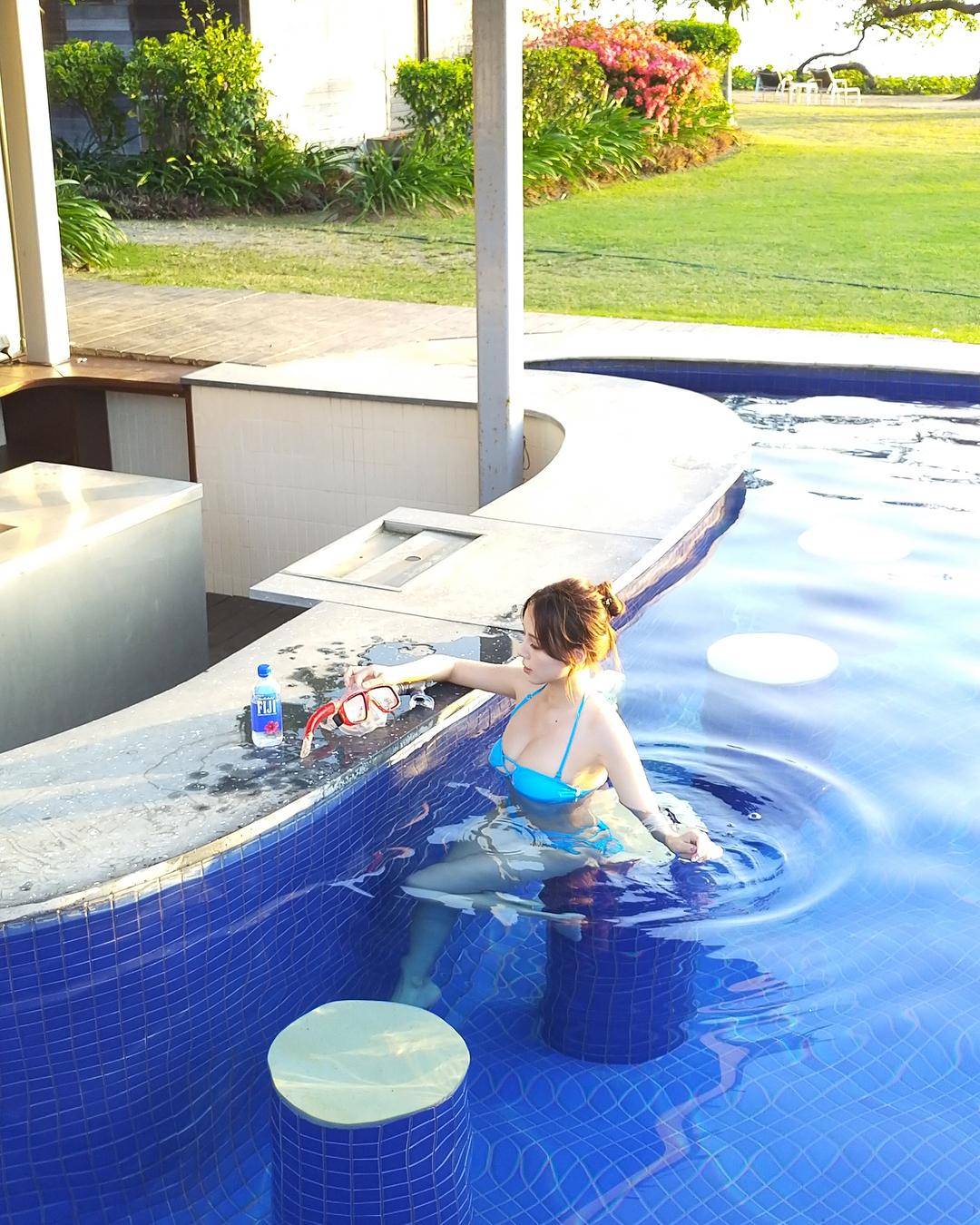 台湾性感美女赖培培比基尼波涛胸涌白嫩巨乳冷艳写真-20