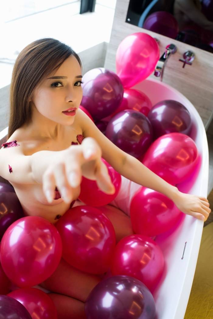 秀人网性感美女艾小青浴缸比基尼花瓣浴浑圆美胸火爆套图-29