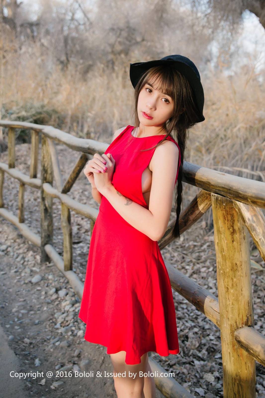 波萝社美女模特夏美酱胡杨林身穿睡衣秀坚挺巨乳套图