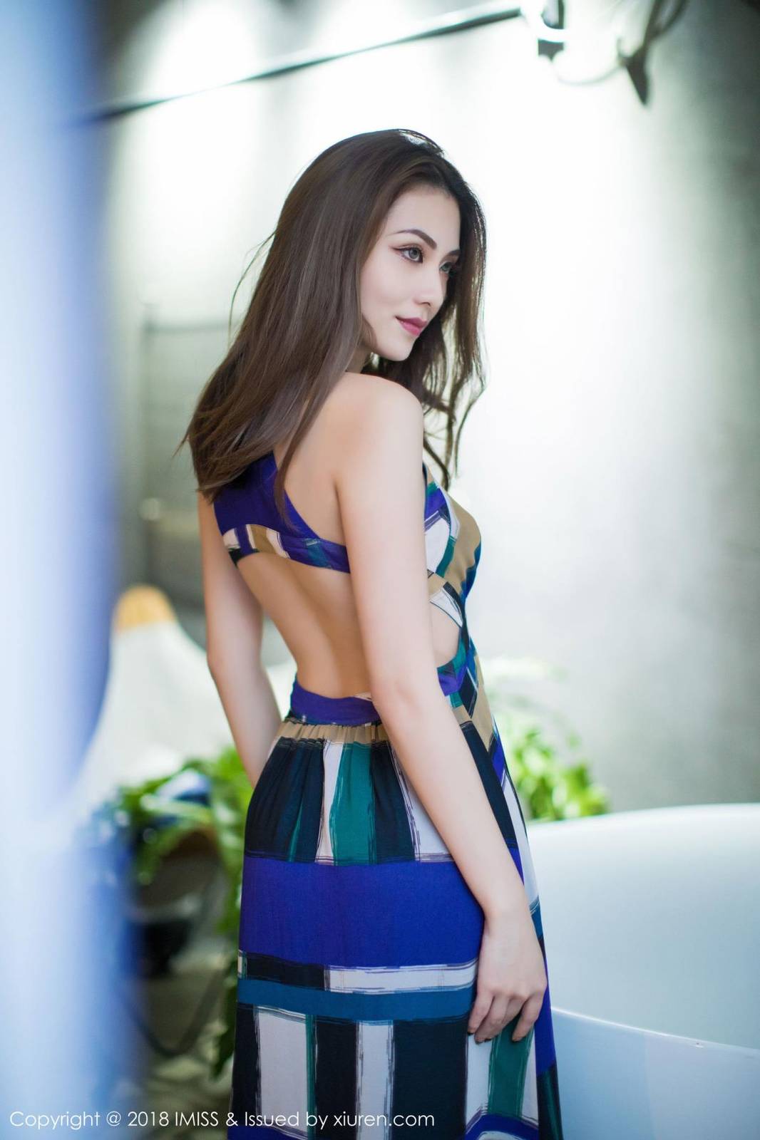 爱蜜社美女模特Arlie丝袜美腿修身长裙圆润翘臀写真