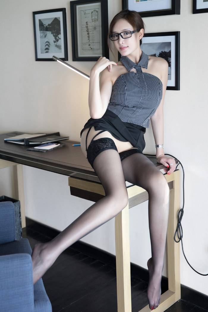 尤蜜荟性感女神周妍希蕾丝内衣诱惑黑丝美腿大尺度旅拍-16