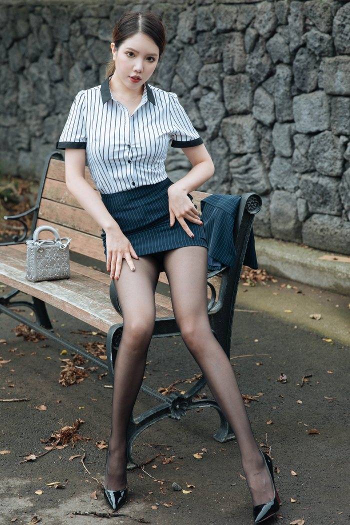 花漾Show性感女神黄乐然职场OL黑丝美腿内衣诱惑大尺度写真-11