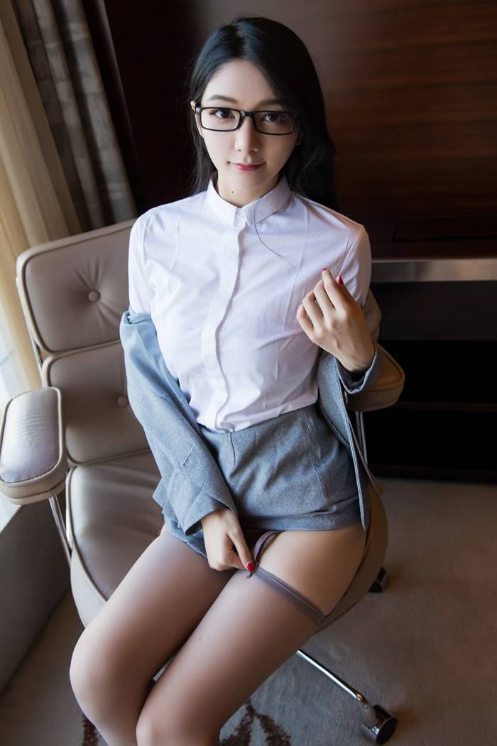 秀人网宅男女神Angela小热巴职场OL蕾丝吊袜极致诱惑写真-18