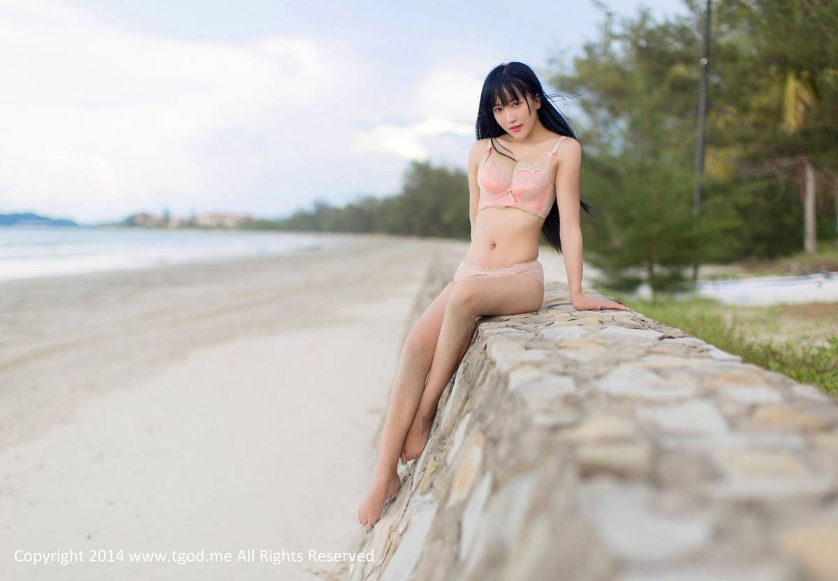 尤蜜荟/推女神宅男女神杨上萱女警司制服诱惑傲人沙巴旅拍-33