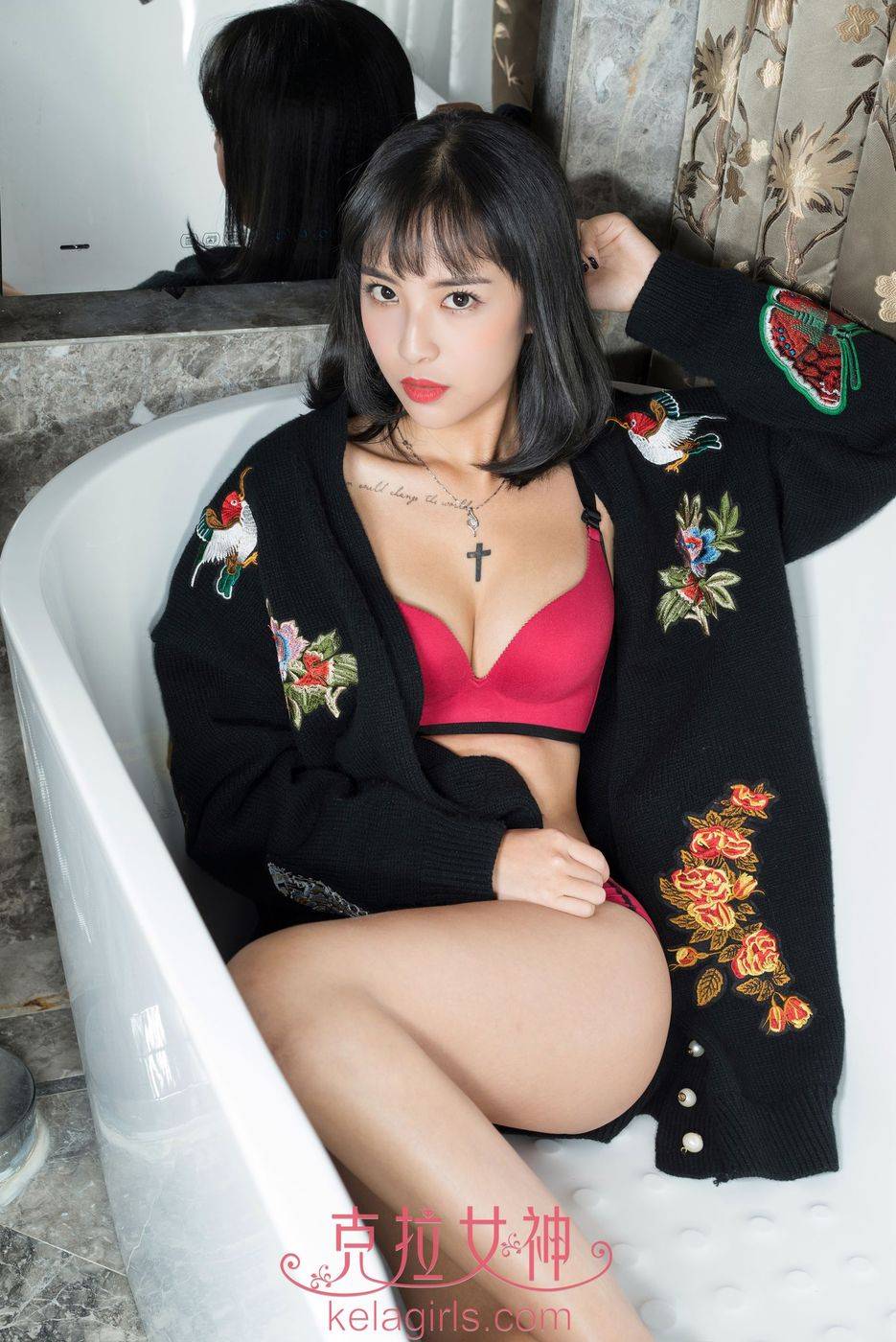 克拉女神冷艳美女凌雪浴缸内衣诱惑香艳花仙子主题写真