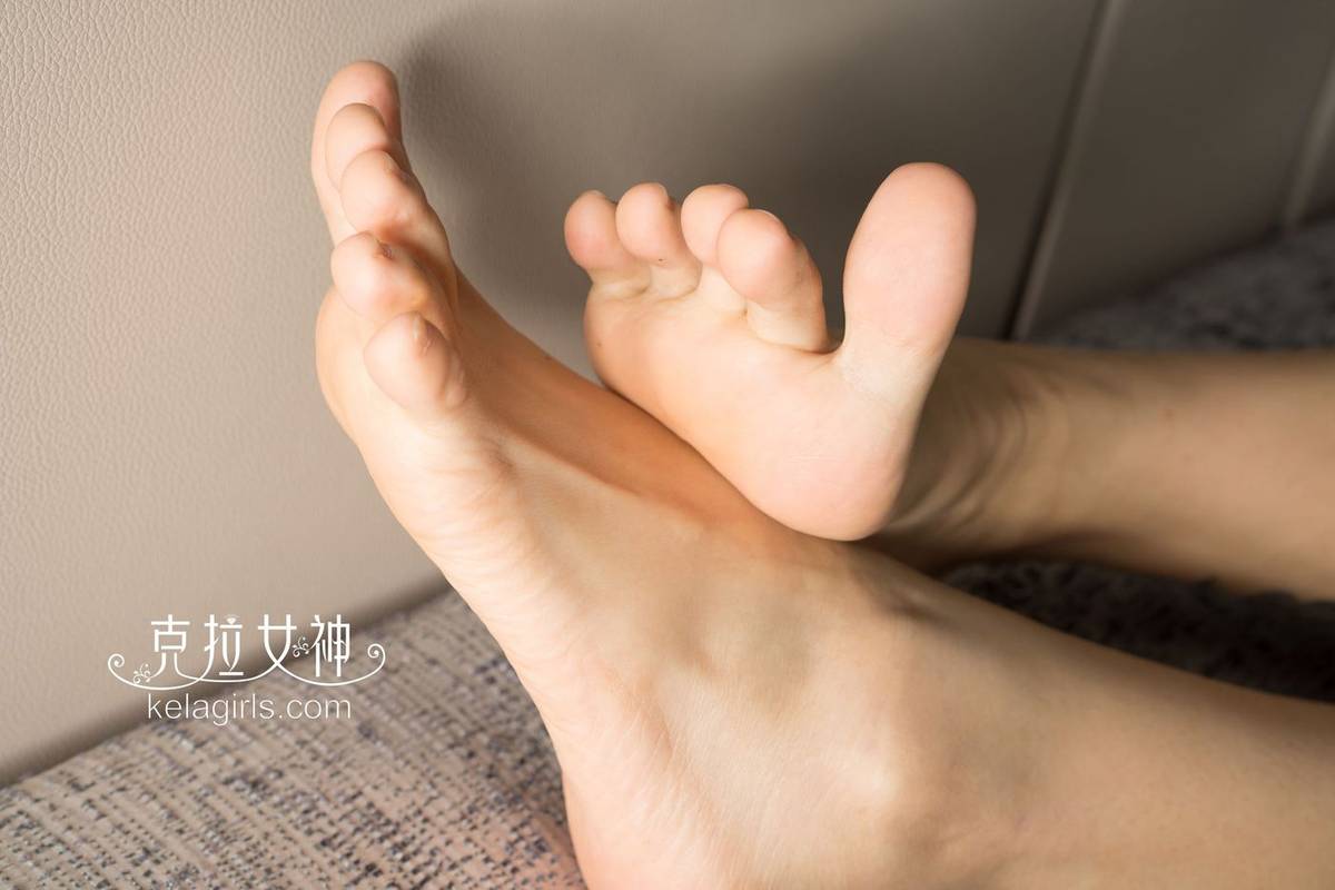 克拉女神冷艳美女凌雪赤足行者修长美腿主题室内写真-18
