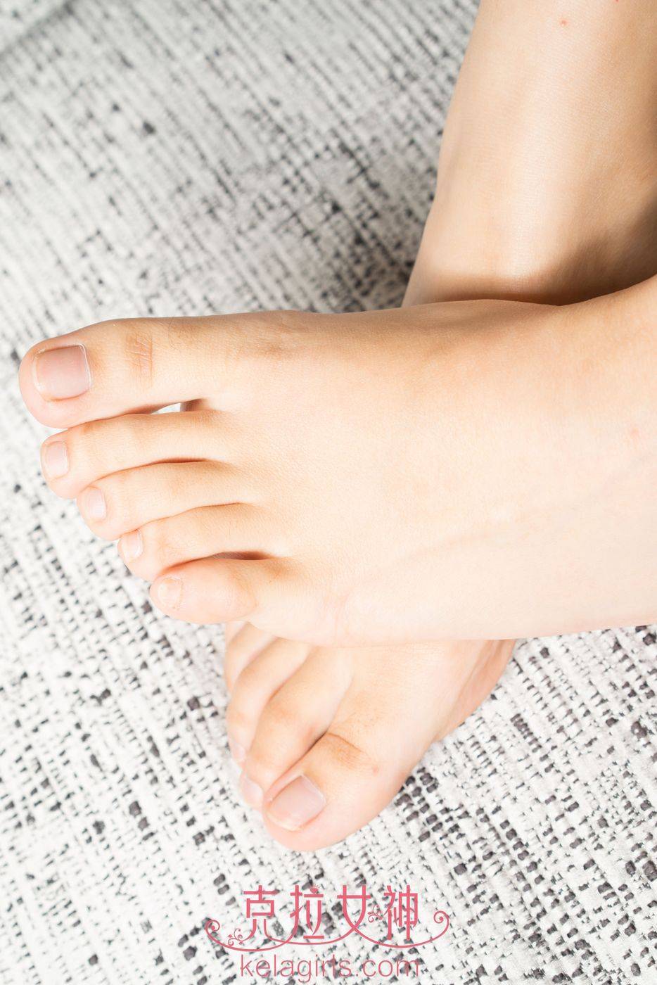 克拉女神冷艳美女凌雪赤足行者修长美腿主题室内写真-27