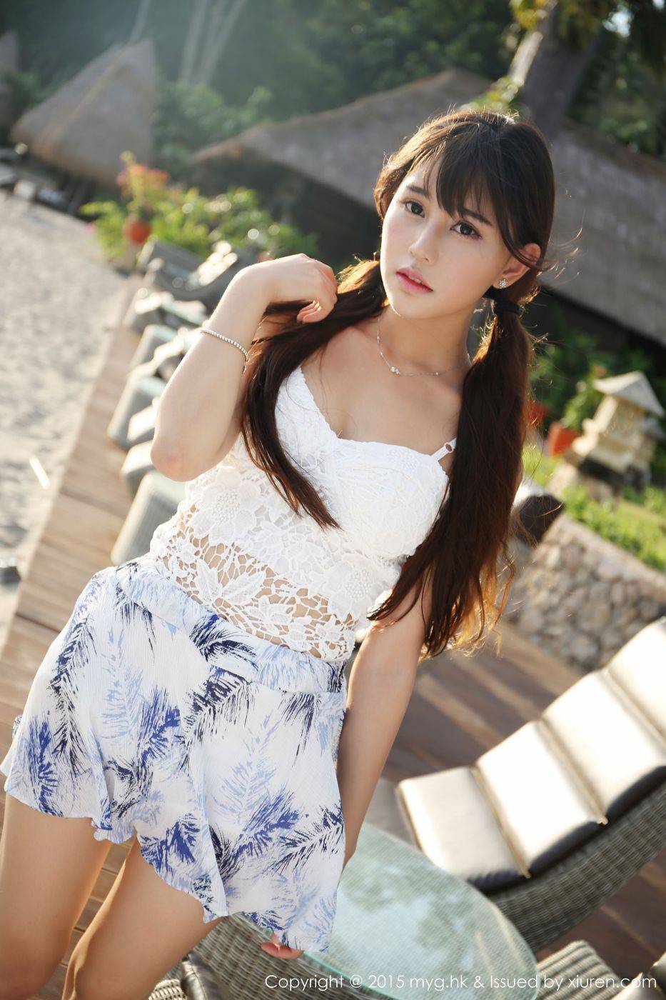 美媛馆性感美女Milk楚楚沙滩吊带碎花裙龙目岛旅拍第三套-12