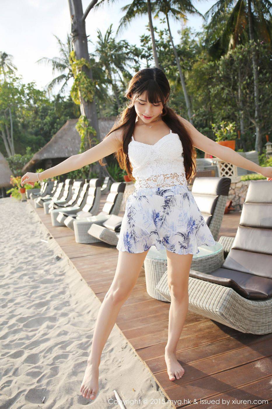 美媛馆性感美女Milk楚楚沙滩吊带碎花裙龙目岛旅拍第三套-13