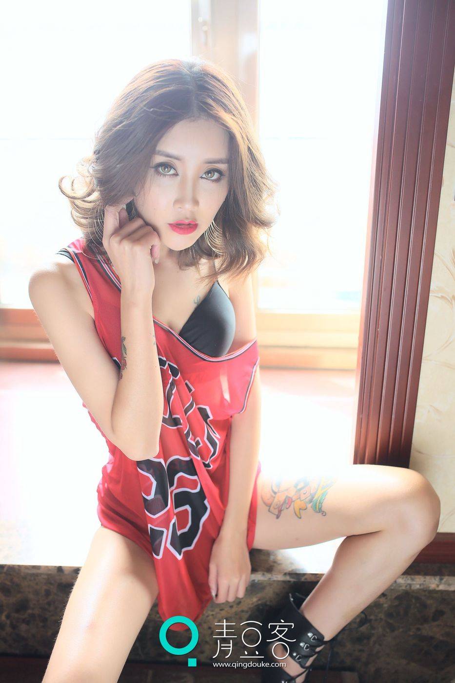 青豆客篮球宝贝吕梦玉修身皮衣黑丝美腿室内性感写真-22