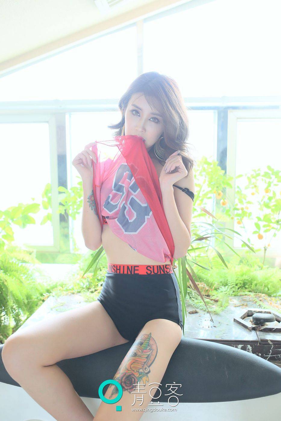 青豆客篮球宝贝吕梦玉修身皮衣黑丝美腿室内性感写真-27