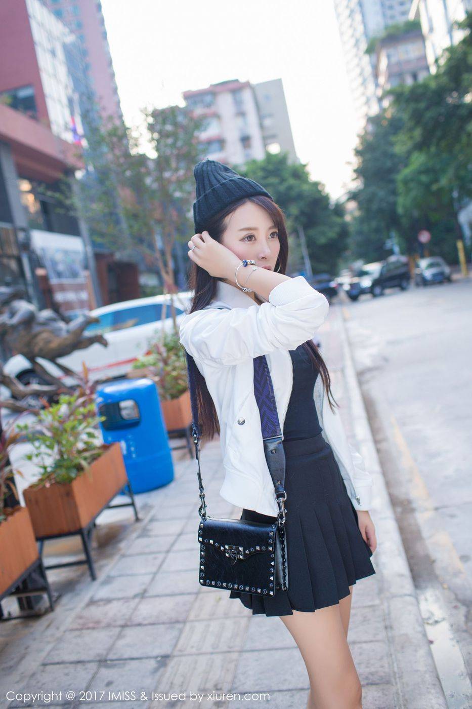 爱蜜社性感美女模特王曼妮好Q吊带热裤街拍系列写真-10