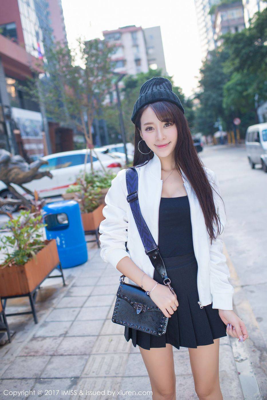 爱蜜社性感美女模特王曼妮好Q吊带热裤街拍系列写真-11