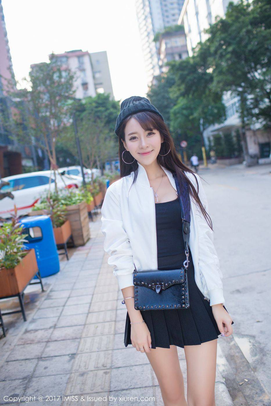 爱蜜社性感美女模特王曼妮好Q吊带热裤街拍系列写真-13