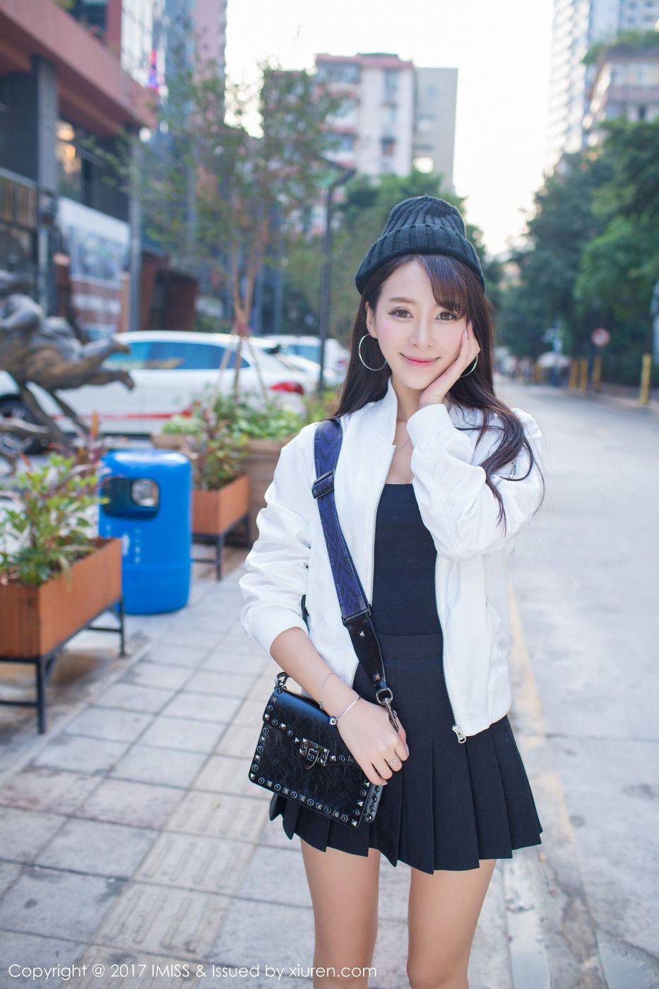 爱蜜社性感美女模特王曼妮好Q吊带热裤街拍系列写真-15