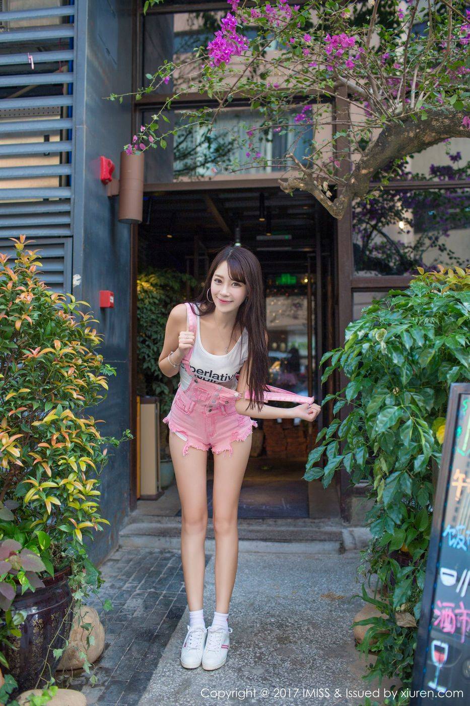 爱蜜社性感美女模特王曼妮好Q吊带热裤街拍系列写真-19