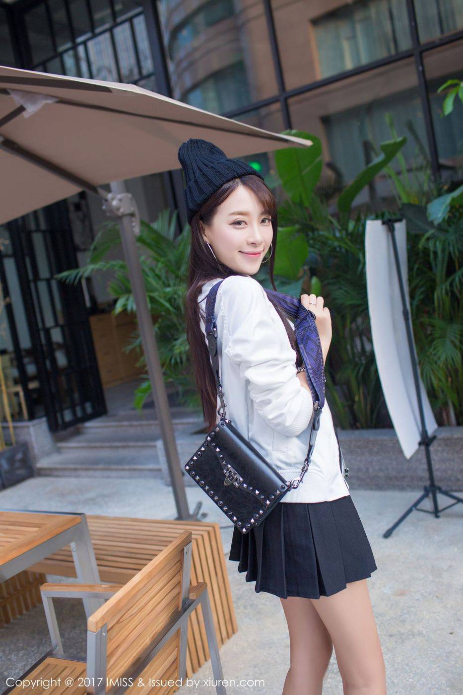 爱蜜社性感美女模特王曼妮好Q吊带热裤街拍系列写真-26