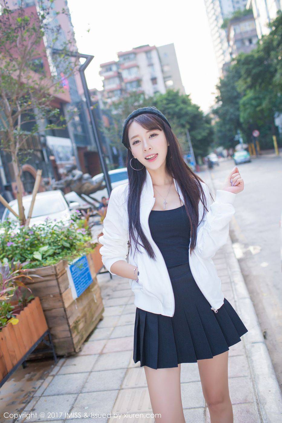 爱蜜社性感美女模特王曼妮好Q吊带热裤街拍系列写真-39