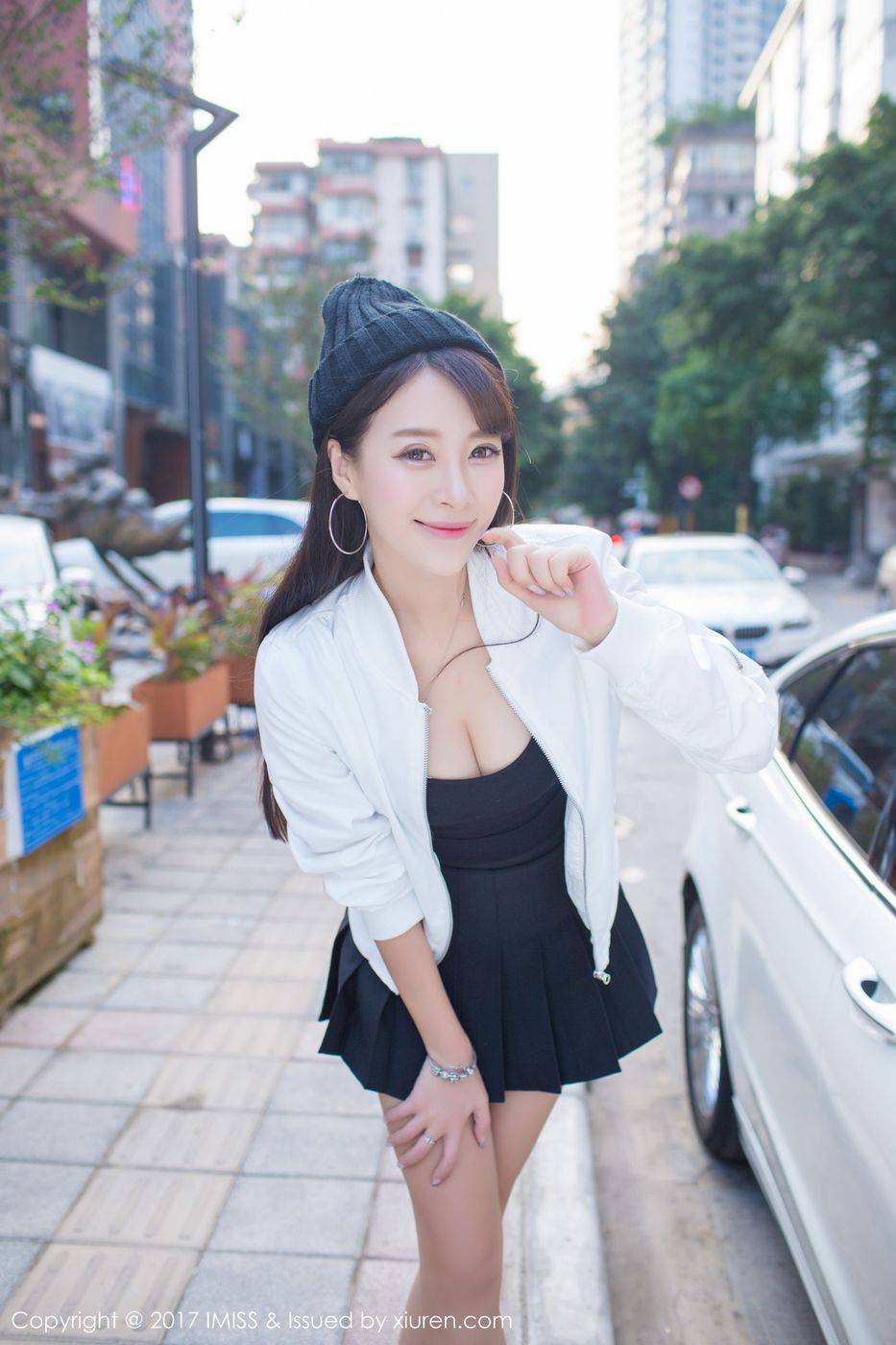 爱蜜社性感美女模特王曼妮好Q吊带热裤街拍系列写真-35