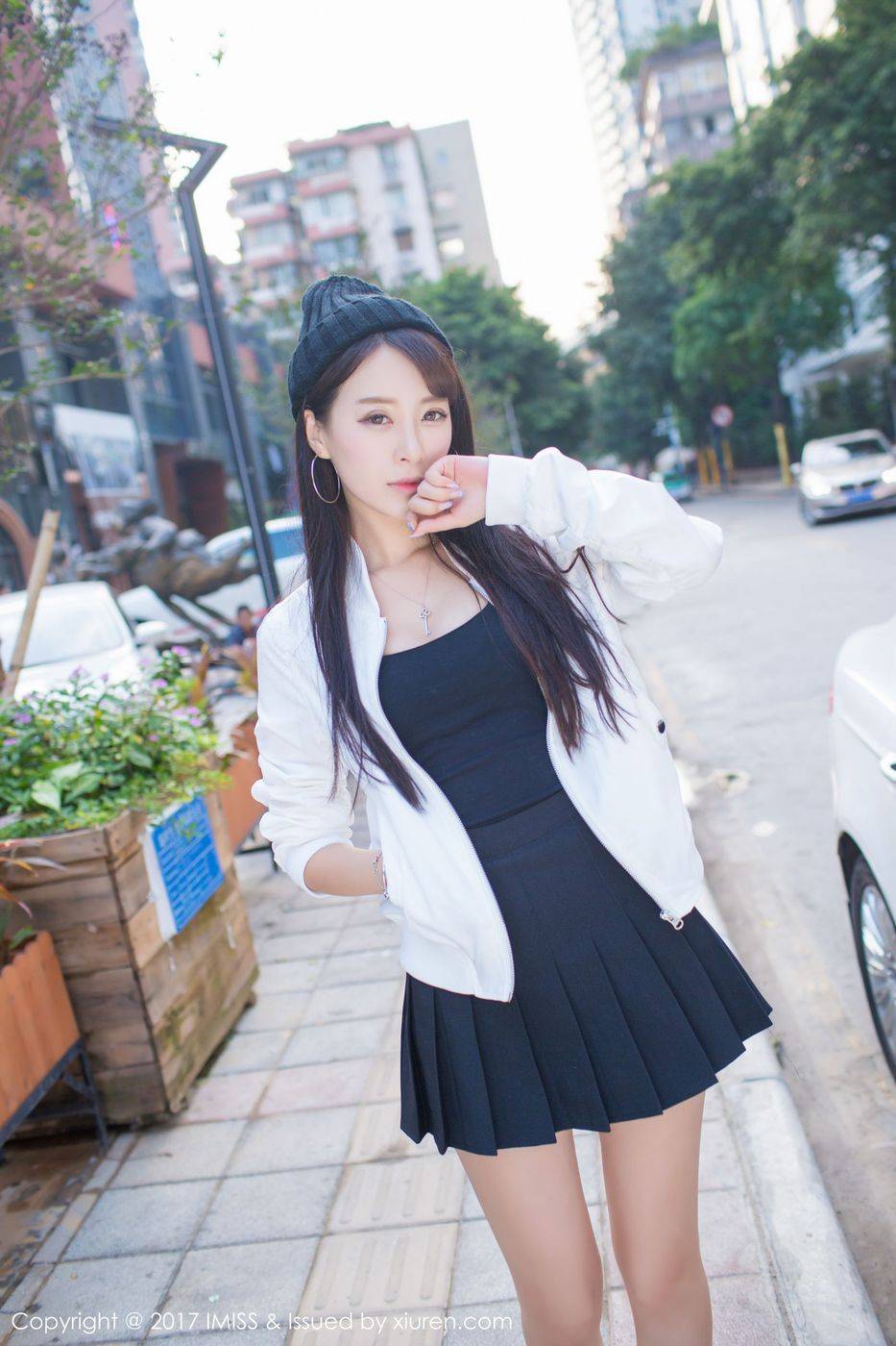 爱蜜社性感美女模特王曼妮好Q吊带热裤街拍系列写真-40